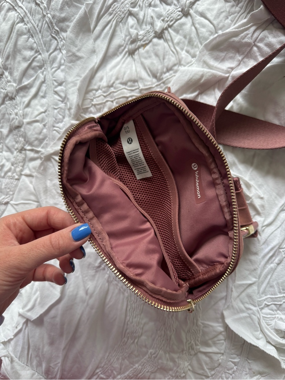 lululemon athletica Dusty Rose Crossbody Sling Bag - Picture 3 of 3